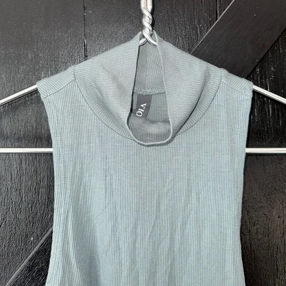 Vuori Cove Funnel Neck Cropped Rib Knit Soft Stretchy Active Lounge Tank Fern S - Picture 5 of 8